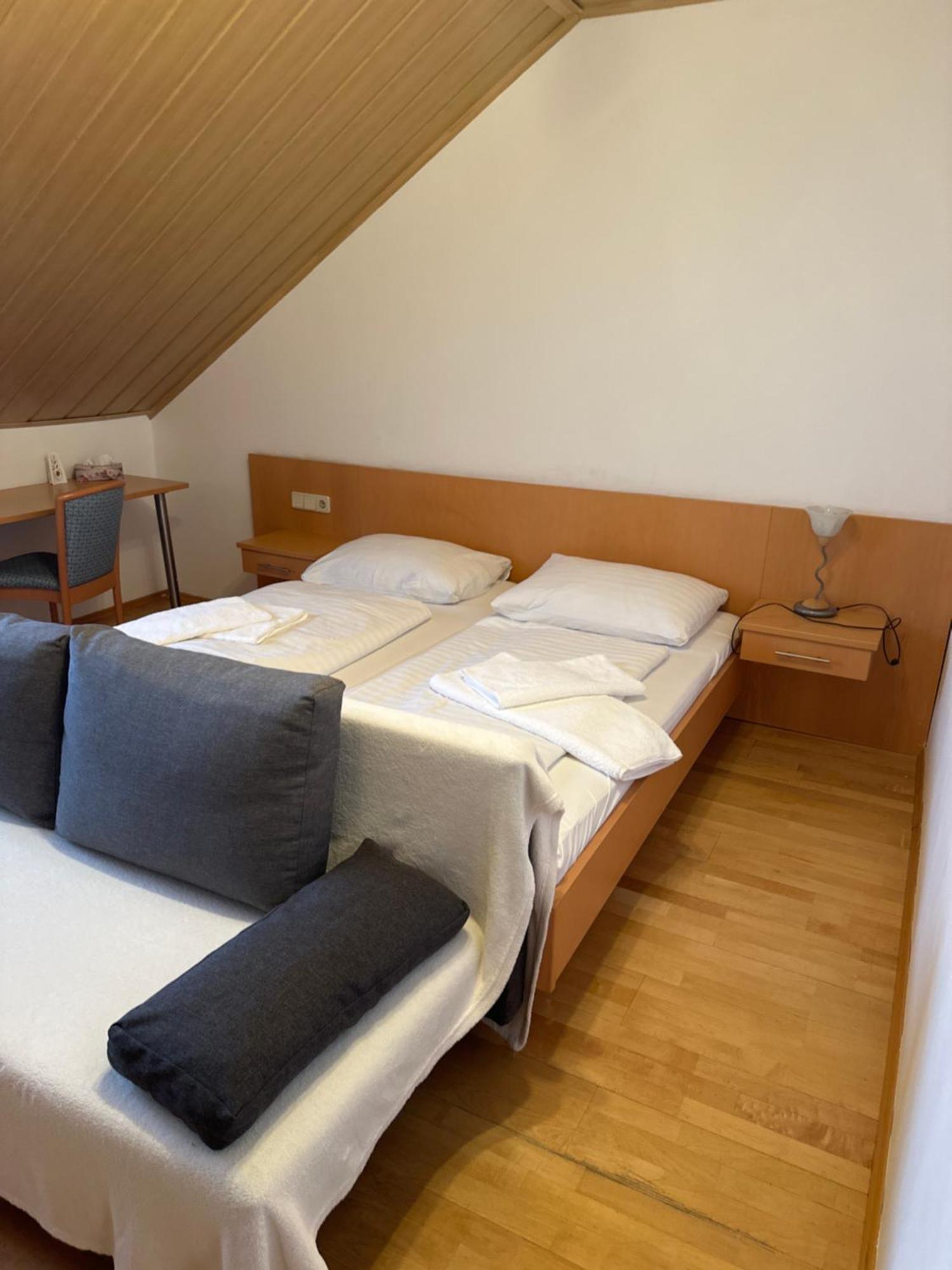 Havanna Pension Sankt Poelten Esterno foto